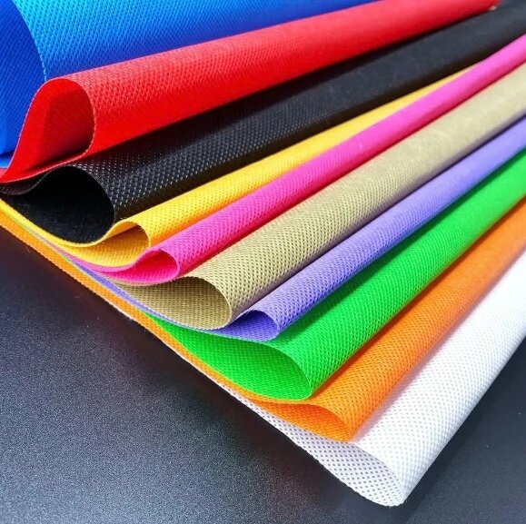 Fourniture de tissu non-tissé spunbond en polypropylène coloré 50GSM