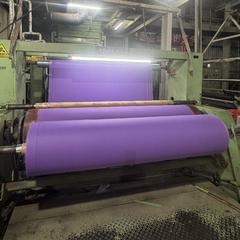 Tissu non tissé spunbond en polypropylène violet 70 g/m² 100133A pour la fabrication de sacs