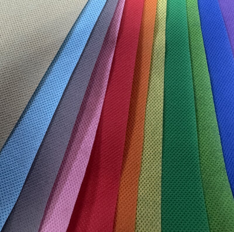 Rouleaux de tissu non tissé spunbond en polypropylène coloré de 65 g/m² pour sacs résistants